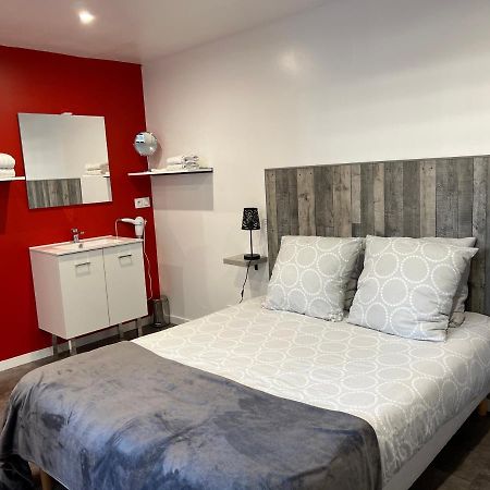 Aux Charmes 1 Bed & Breakfast Isques Екстериор снимка