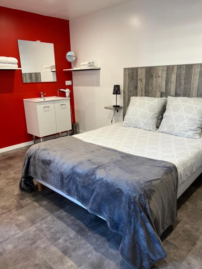 Aux Charmes 1 Bed & Breakfast Isques Екстериор снимка