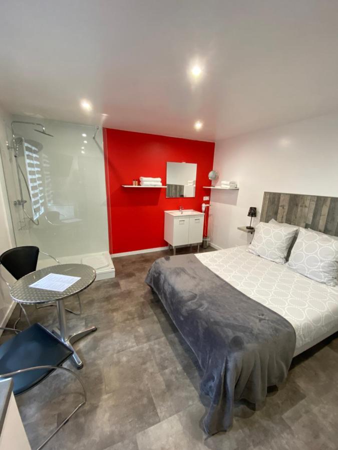 Aux Charmes 1 Bed & Breakfast Isques Екстериор снимка