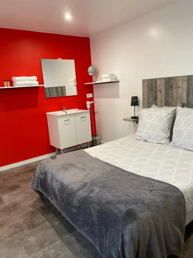 Aux Charmes 1 Bed & Breakfast Isques Екстериор снимка